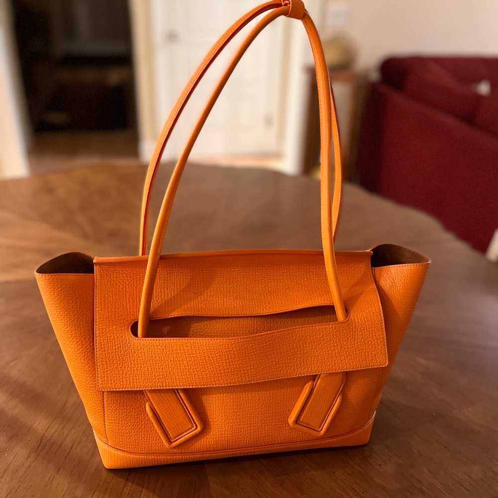 Selling a Bottega Veneta Medium Arco Bag, very good condition, beautiful color